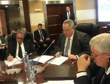 Ν. Κοτζιάς από Μόσχα: «Σειρά της συμφωνίας με την Αλβανία για σύνορα και θαλάσσιες ζώνες»